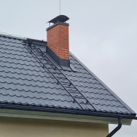 Käigutee ja katuseredel kiviprofiiliga katusel